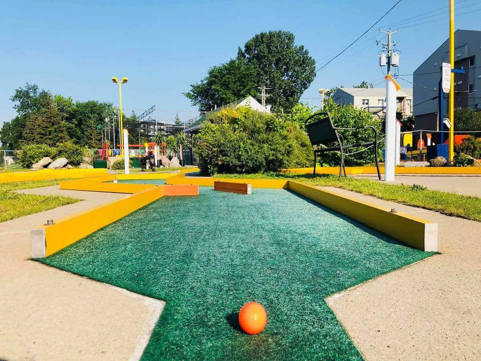 A ball is on the mini golf fairway in Fun Putt et Lance Balle Vanier